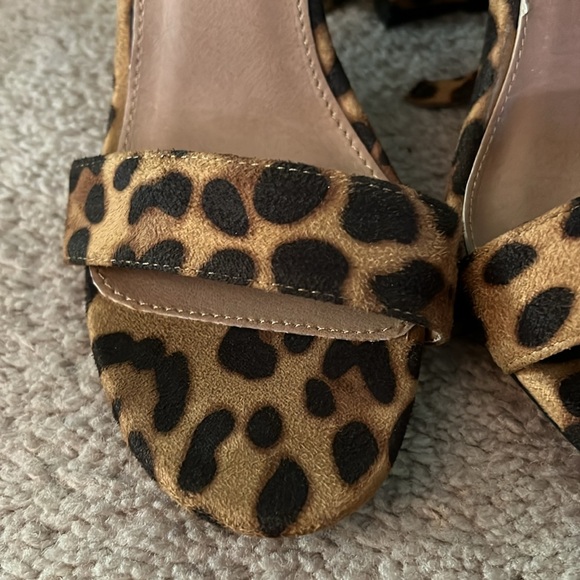 J. Adam’s cheetah print strap sandals size 7.5 - Picture 2 of 4